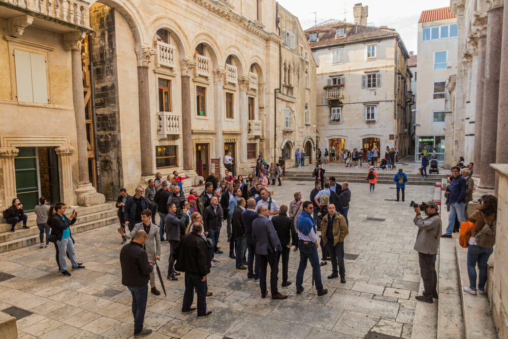 Peristil Square Split